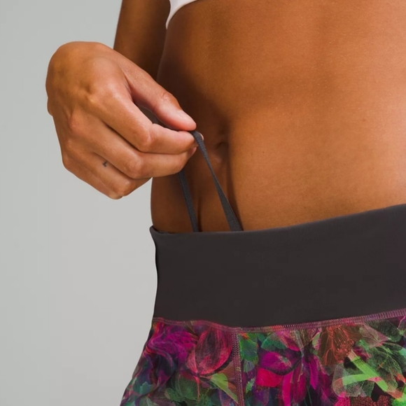 LULULEMON 2'5" LINED SHORT SIZE 8 - Picture 5 of 13